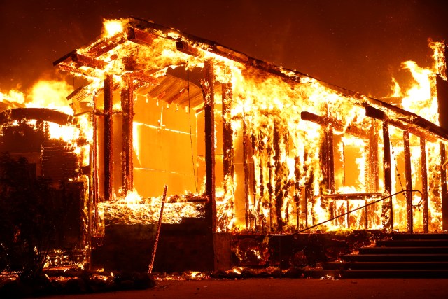  El fuego de Kincade impulsado por el viento arde cerca de la ciudad de Healdsburg, California, EE. UU., El 27 de octubre de 2019. REUTERS / Stephen Lam