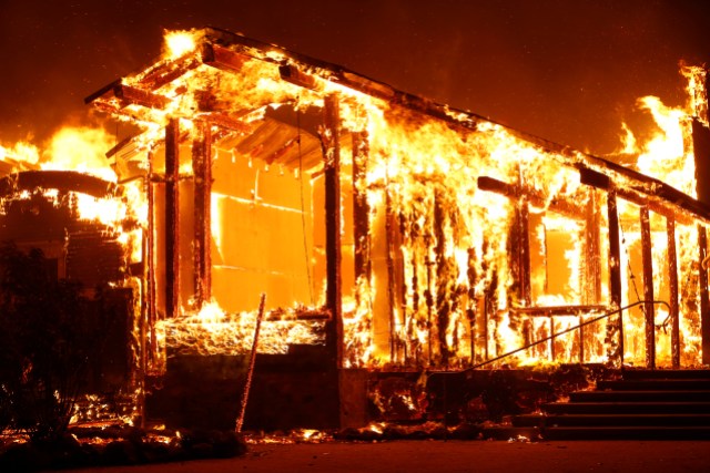  El fuego de Kincade impulsado por el viento arde cerca de la ciudad de Healdsburg, California, EE. UU., El 27 de octubre de 2019. REUTERS / Stephen Lam