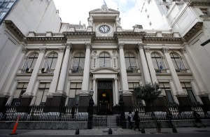 Banco central baja a 200 dólares por mes el límite para que argentinos compren divisas (Documento)
