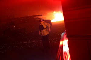 Alerta roja extrema en California por fuertes vientos que avivan los incendios