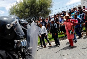 Evo Morales y Carlos Mesa siguen midiendo fuerzas tras jornada con heridos por armas de fuego