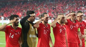 La Uefa examinará el saludo militar de varios jugadores turcos durante un partido