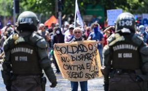 Chilenos se desnudan ante comisaría por víctimas mortales de las protestas
