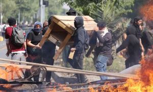 VIDEO: Desestabilizadores en Chile agredieron con palos y piedras a conductor de ambulancia