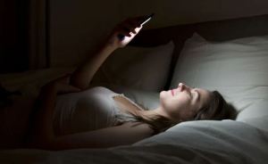 No creerás por qué es mala idea mirar el celular en medio de la noche o antes de ir a dormir