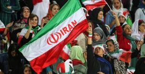 Mujeres iraníes asisten libremente a un partido de fútbol por primera vez en décadas