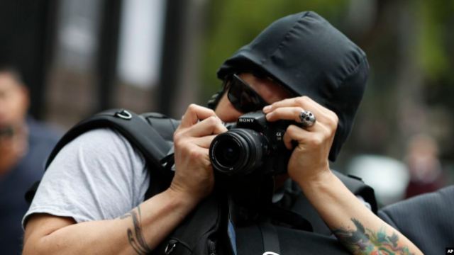 Un fotógrafo con un casco protector durante una protesta por los asesinatos de periodistas en México el 21 de agosto de 2019. AP.