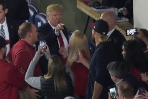 Trump abucheado durante un partido de béibol de las World Series (Video)