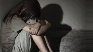 Diariamente esperaba fuera del colegio para violar a niña de 10 años… y la embarazó