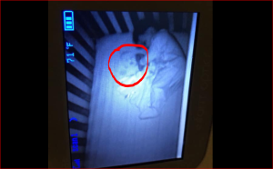 Descubrió a un “fantasma” en la cuna de su bebé y luego se dio tremenda sorpresa (FOTO)