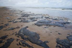 Brasil investiga si “barco fantasma” con petróleo venezolano causó derrame en sus costas