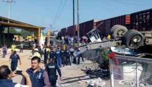 Choque entre tren y autobús dejó ocho muertos en México