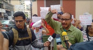 ¡A pesar de la represión! Vecinos de La Candelaria trancaron calle por tener casi un mes sin agua (Video)