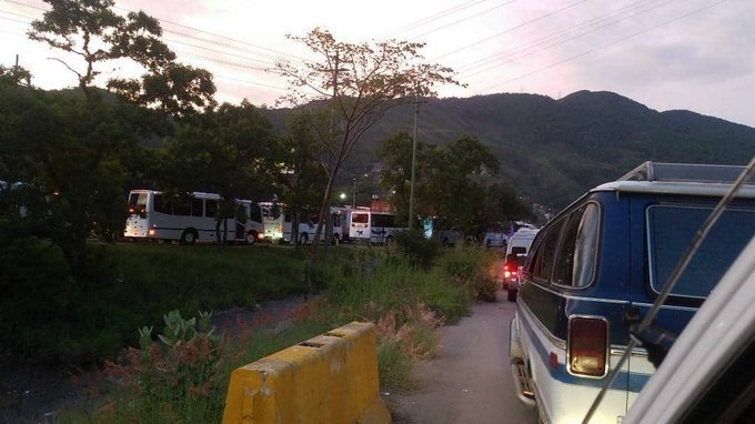 La razón de las colas en la Gran Mariscal de Ayacucho: Las alcabalas de la GNB #23Oct (Fotos)