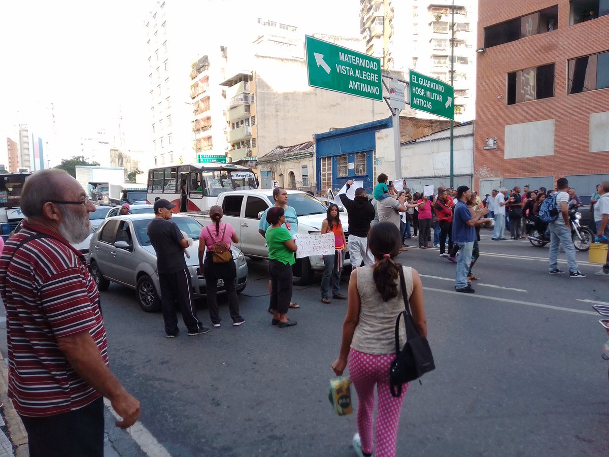 Caraqueños trancan la avenida San Martín por falta de luz #25Oct (FOTOS)