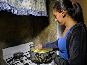 Vecinos se apoyan para aplacar el hambre en Venezuela (Fotos y Video)