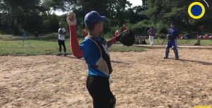 Pese a la crisis, jóvenes venezolanos siguen apostando al béisbol para mejorar su futuro (VIDEO)