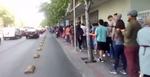 EN VIDEO: Así lucen las colas en Chile para comprar comida tras días de tensión (VIDEO)