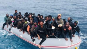 Terrorífico: Familiares de migrantes marroquíes esperan que las olas traigan a sus seres queridos muertos en un naufragio