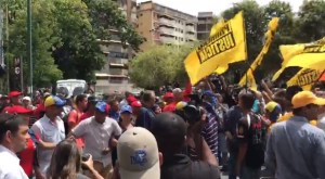 EN VIDEO: Manifestantes opositores se encuentran cara a cara con afectos a Maduro #24Oct
