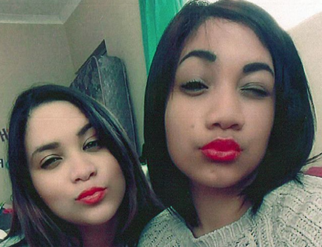 Otro selfie, tomado años después de la primera, muestra una sorprendente similitud entre Miché (izq) y su hermana Cassidy.