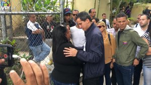 LA FOTO: Juan Guaidó acompaña a familiares de Edmundo Rada en la morgue de Bello Monte