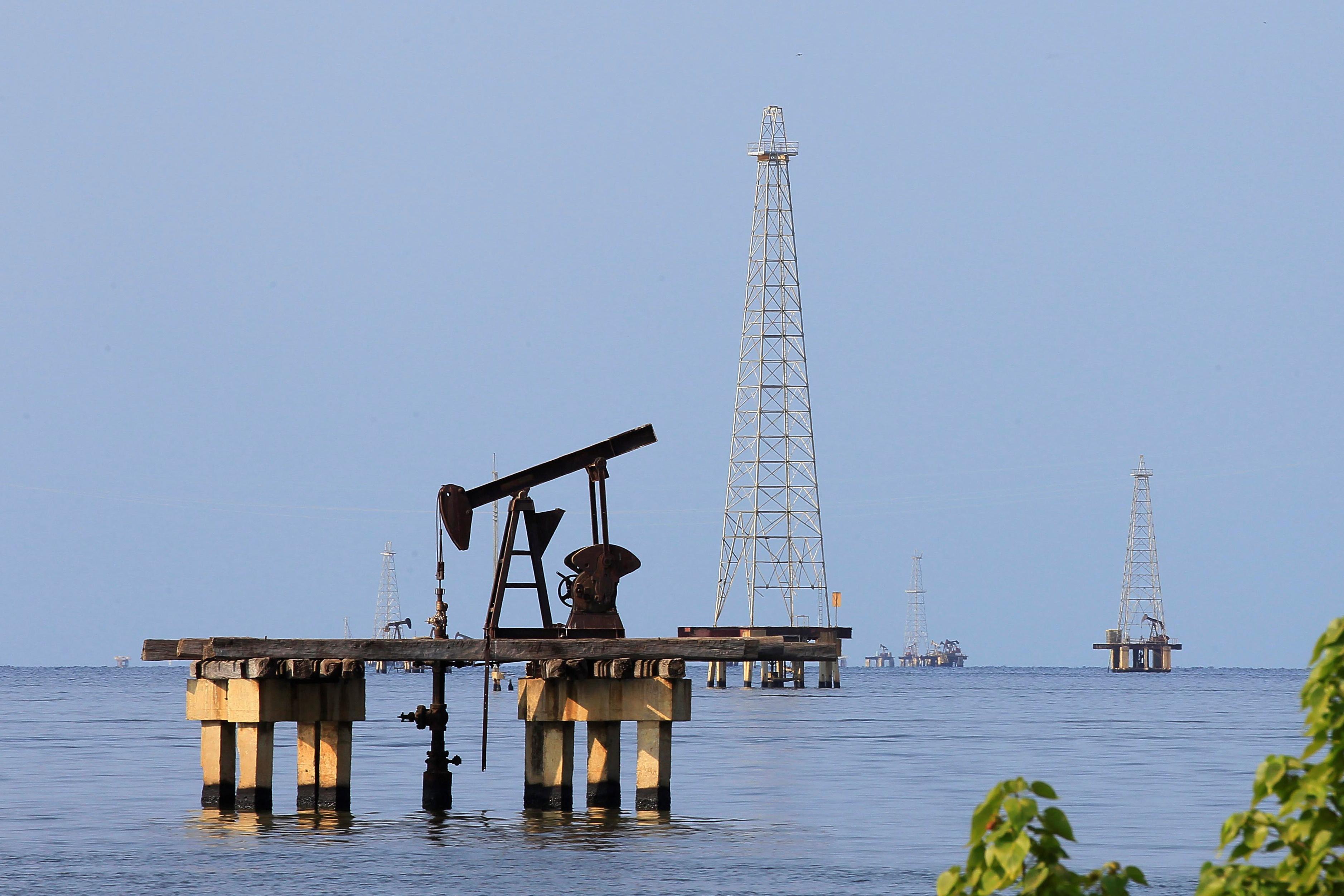 Нефтяная десятка. Озеро Маракайбо добыча нефти. Венесуэла озеро Маракайбо. Озеро Маракайбо месторождение нефти. Озеро Маракайбо в Венесуэле нефть.