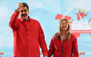 VIDEO: Maduro elogió a “Cilinda” con un poema que ella escuchó con AirPods