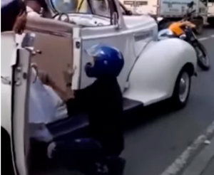 ¡Soldado caído!  Detuvo la caravana donde iba la novia y le pidió que no se casara (VIDEO)