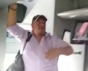 Golpearon a pervertido que manoseó en su zona íntima a una mujer que dormía en autobús (Video)