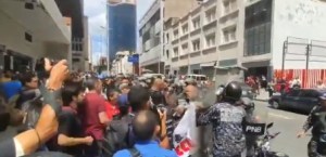 Efectivos de la PNB impiden que trabajadores universitarios protesten en la Avenida Universidad #4Oct (VIDEO)