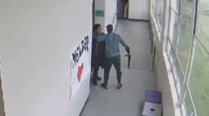 El momento en que un maestro desarmó con un abrazo a estudiante antes de cometer una masacre (Video)