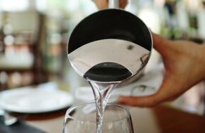 El ritual de Mhoni Vidente con el que podrás limpiar malas energías de tu casa con un vaso de agua