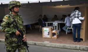 Colombia elige alcaldes en unos comicios amenazados por la violencia