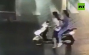 ¡Justo a tiempo! Una mujer salva a un niño de ser atropellado en China (Video)