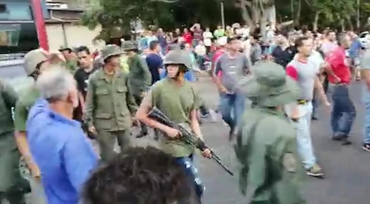 La batalla por la gasolina en Venezuela: Con armas, se enfrentaron a militares y colectivos por un camión de combustible