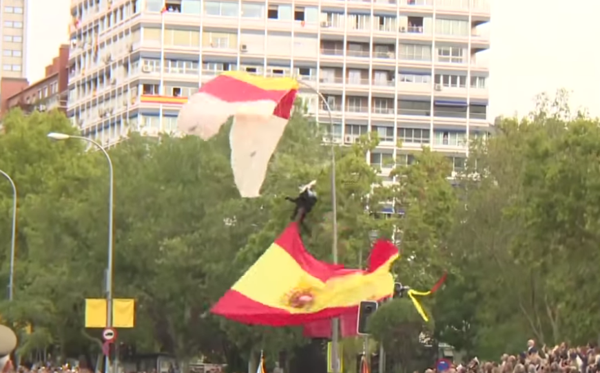 Paracaidista que llevaba la bandera de España quedó colgado de farola en desfile en Madrid (Video)