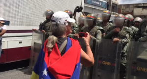 ¡SIN MIEDO! Esta señora se resteó y le cantó sus verdades a unos militares en protesta contra Maduro #24Oct (VIDEO) 