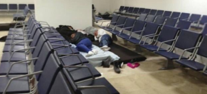 El calvario que viven los venezolanos en el aeropuerto de Cancún antes de ser deportados (FOTOS)