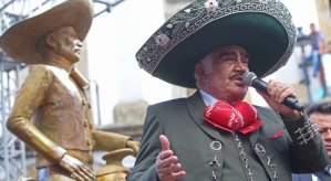 Vicente Fernández develó una estatua en su honor, pero las redes sociales estallaron porque no se parece a él