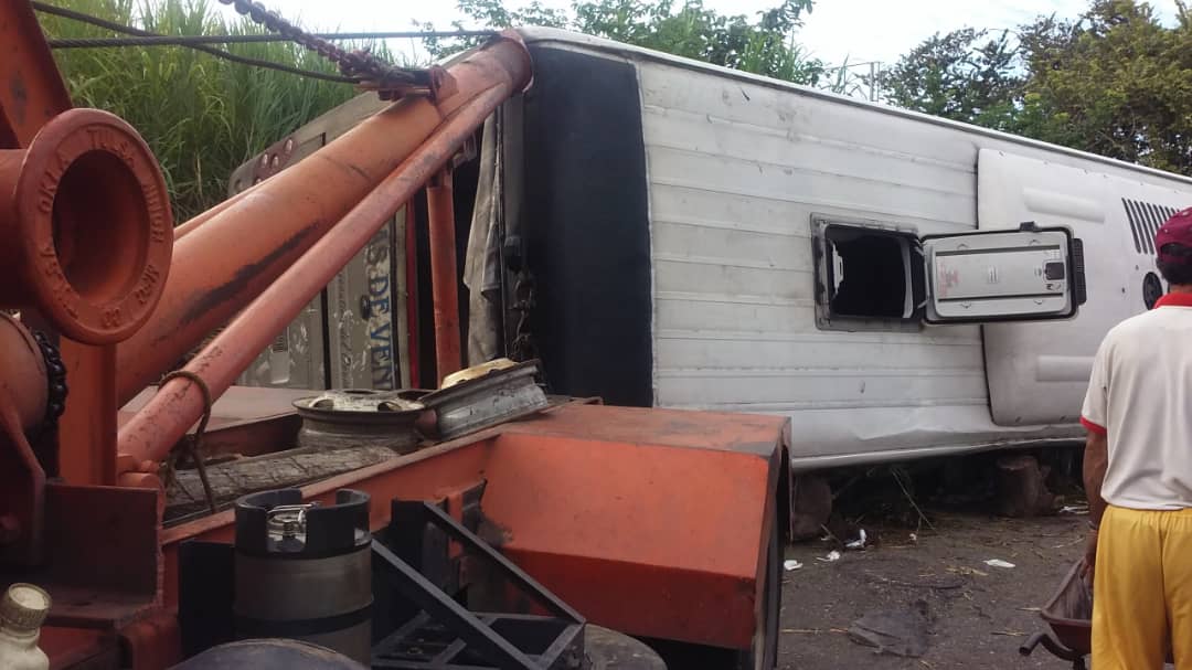 ¡Lamentable! Autobús que iba de Charallave a San Cristóbal se volcó a la altura de Barinas #13Oct (FOTOS)