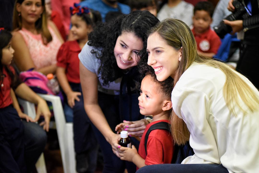 Fabiana Rosales entregó útiles a más de cien niños en el preescolar de la AN