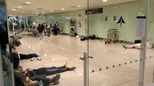 Aeropuerto de Barcelona, España, vuelve a la normalidad; siguen vuelos cancelados