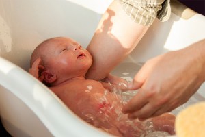 Se despertó en la mañana y encontró a una extraña queriendo bañar a su bebé