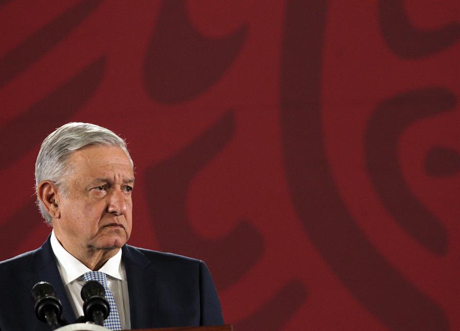 Popularidad de López Obrador cae cerca de 20% en un año, según dos encuestas