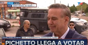 Candidato Miguel Ángel Pichetto acudió a las urnas electorales y ejerció su derecho
