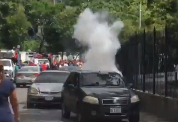 Detonan fuegos artificiales contra los vehículos en El Marqués #24Oct (video)