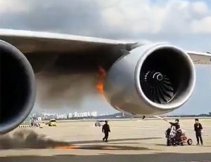 La turbina de un avión estalla y arde ante la mirada de los pasajeros que esperan para embarcar (Video)