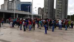 Chavistas se aglomeran en Los Dos Caminos, cerca de la concentración de Guaidó #24Oct (FOTOS)