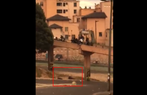 Policía ecuatoriana investigará caída de dos jóvenes desde un puente durante las protestas (Video)